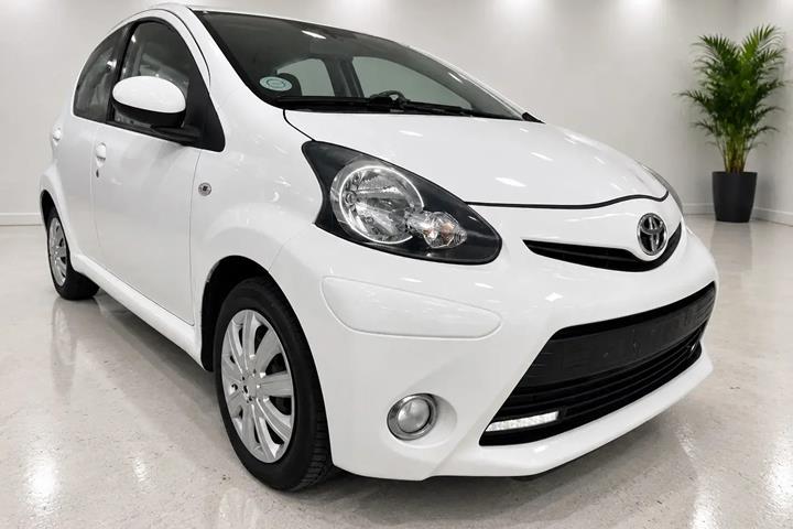 Hvid Toyota Aygo fra 2013