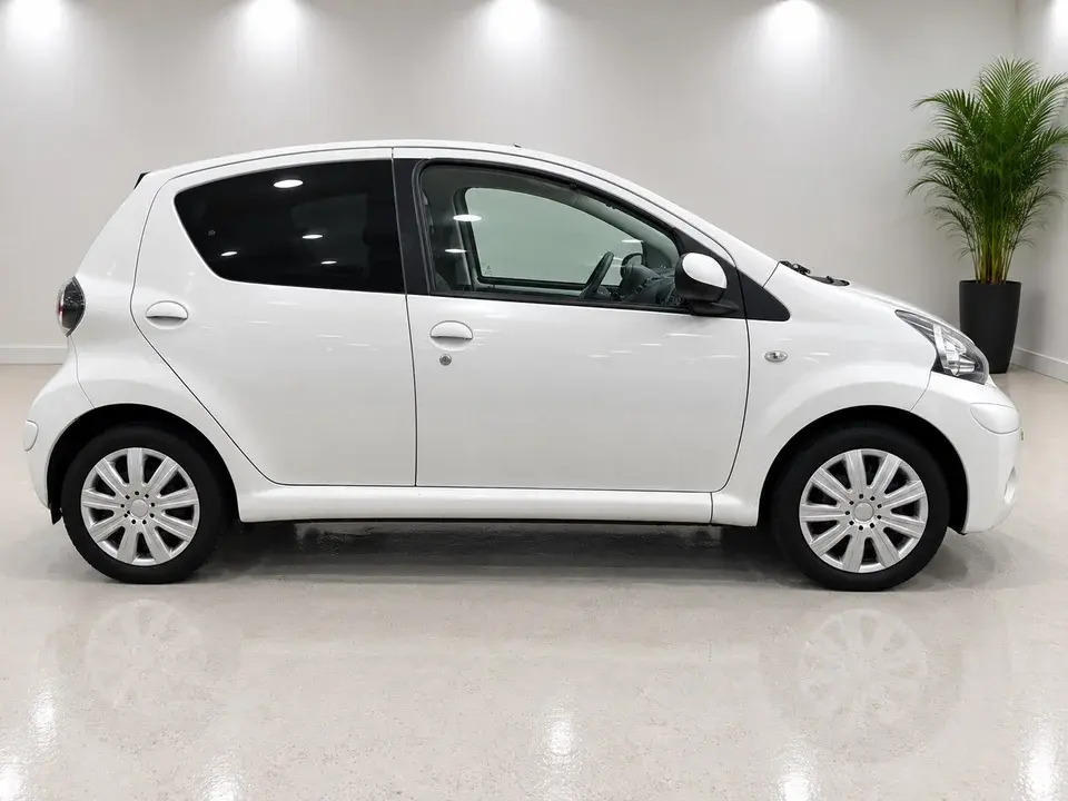 Hvid Toyota Aygo fra 2013