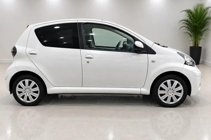 Hvid Toyota Aygo fra 2013