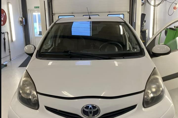 Hvid Toyota Aygo fra 2013