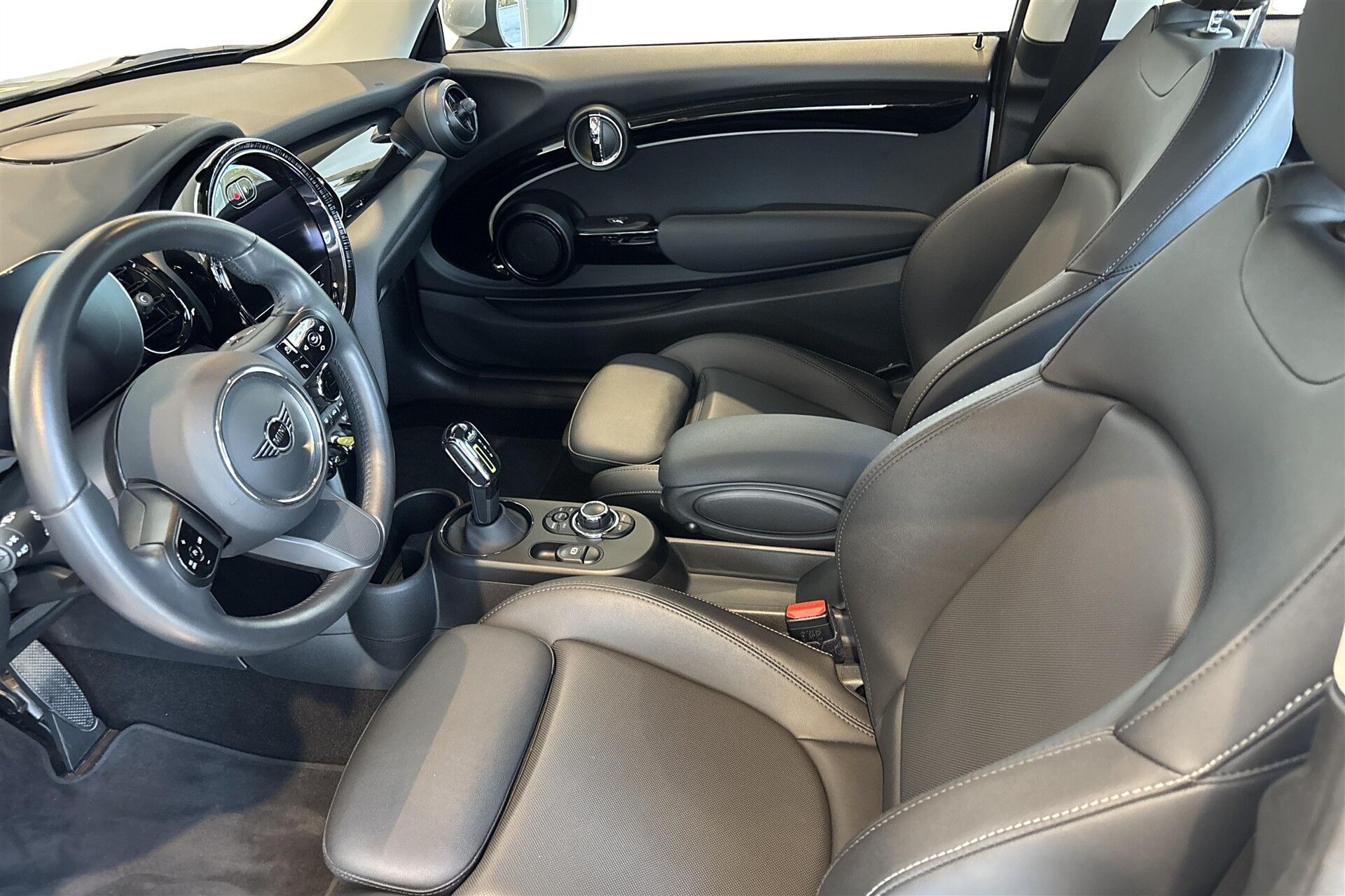 Sølv Mini Cooper fra 2023