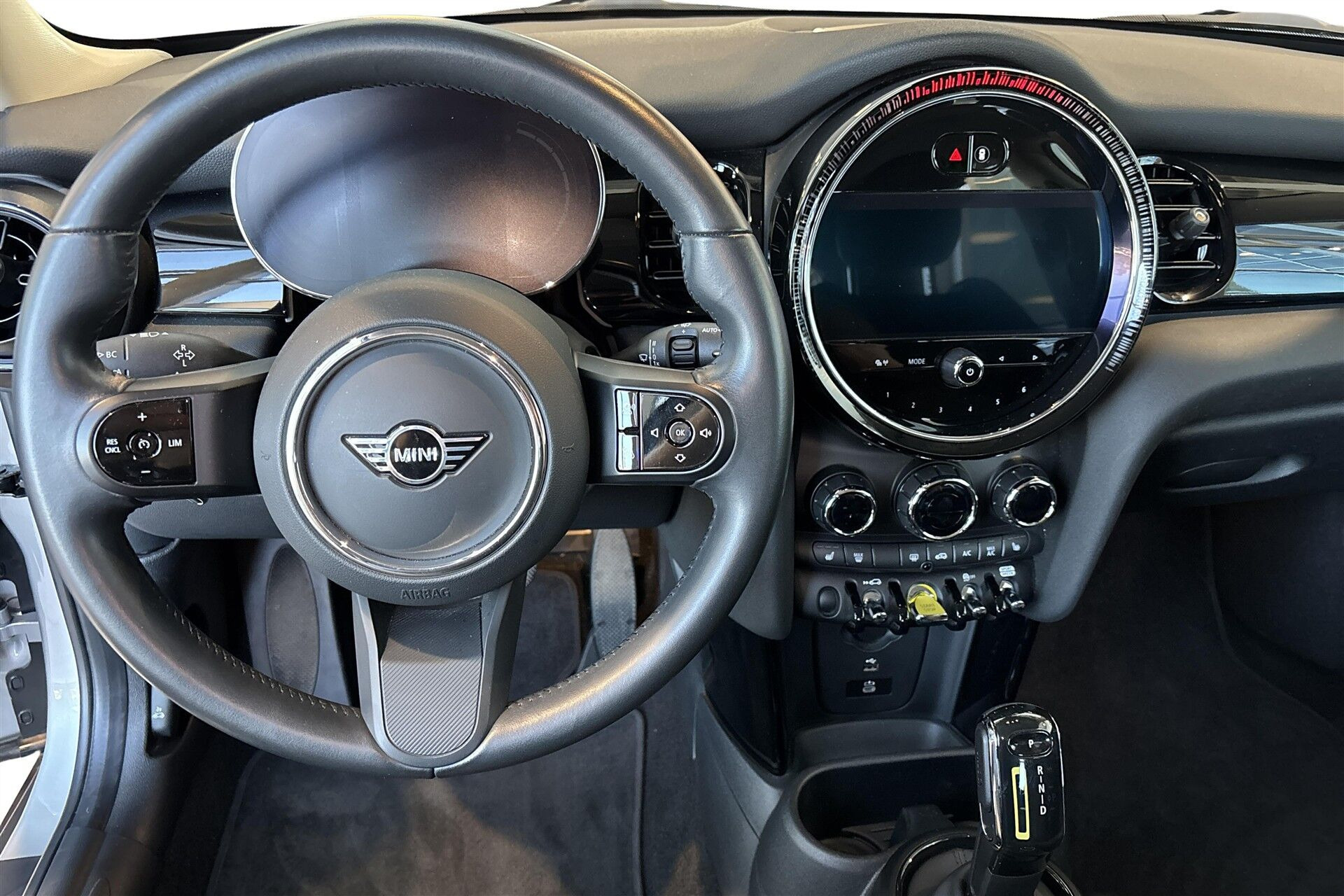 Sølv Mini Cooper fra 2023