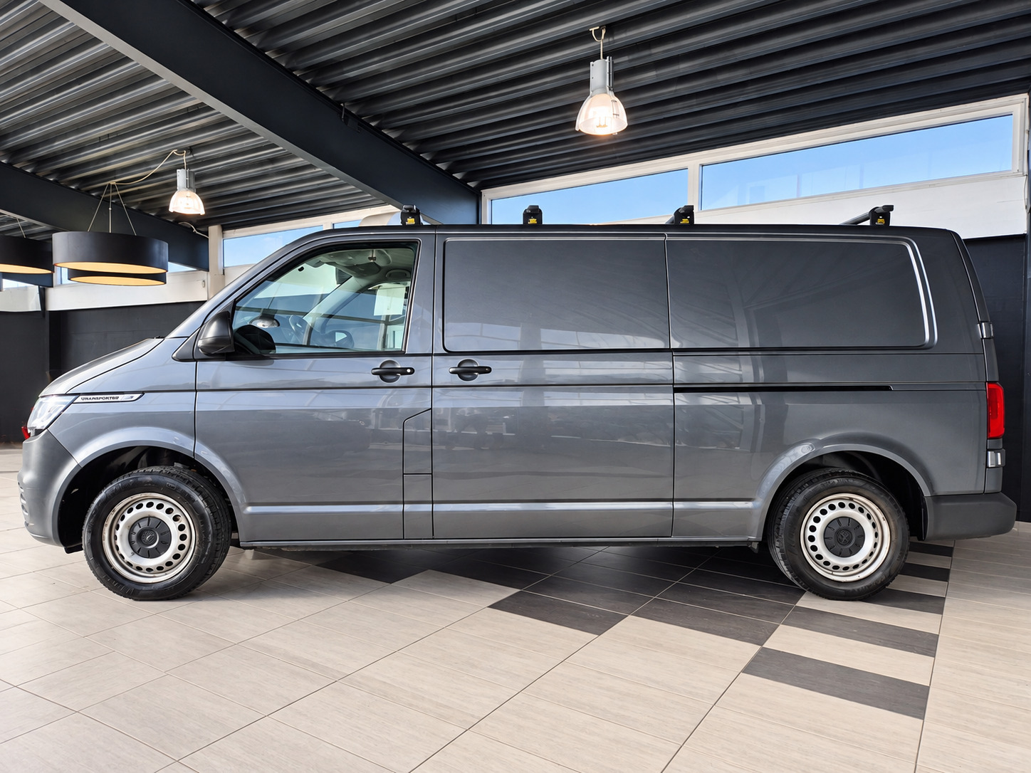 Sort VW Transporter fra 2021