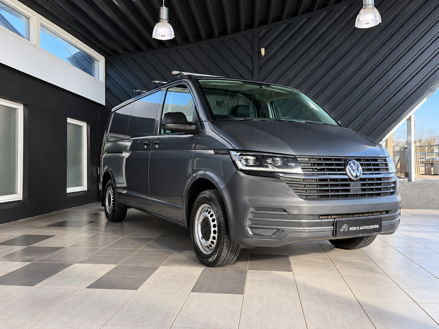 Sort VW Transporter fra 2021