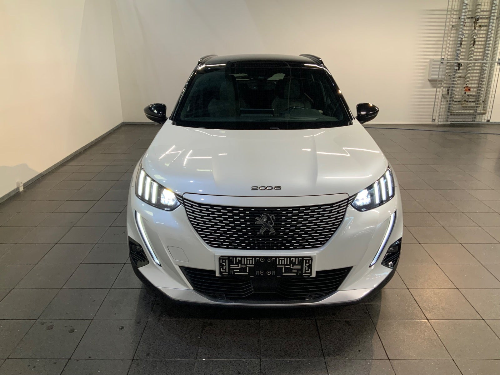 Hvid Peugeot e-2008 fra 2020