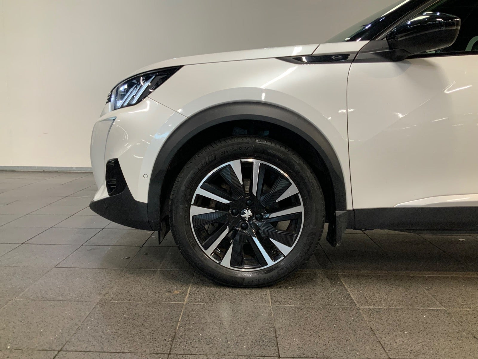 Hvid Peugeot e-2008 fra 2020
