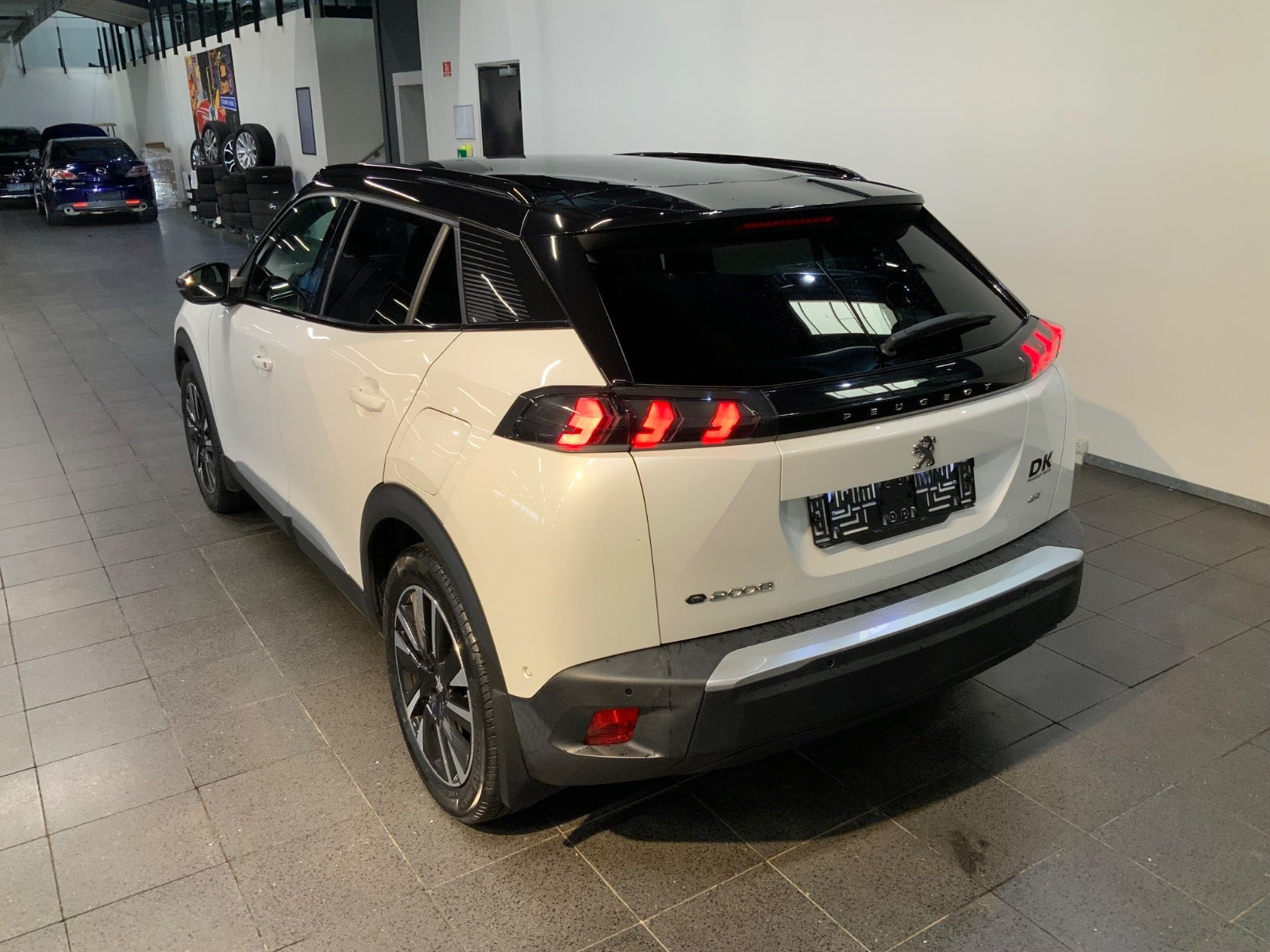 Hvid Peugeot e-2008 fra 2020