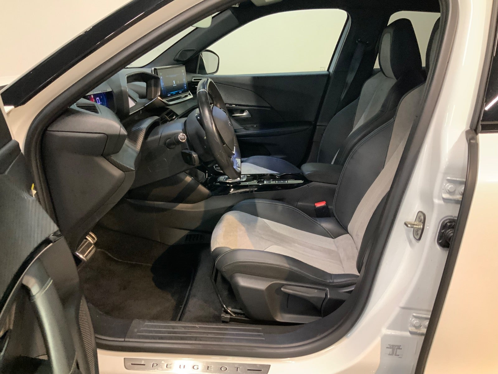 Hvid Peugeot e-2008 fra 2020