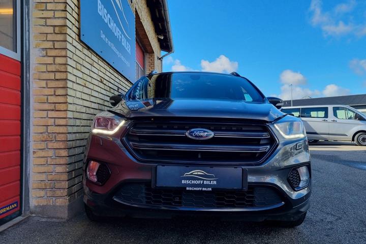 Grå Ford Kuga fra 2019