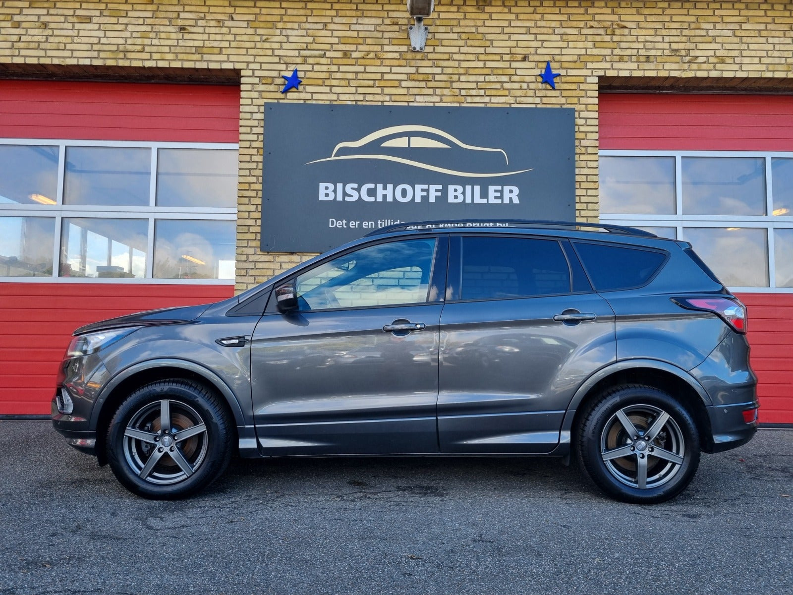 Grå Ford Kuga fra 2019