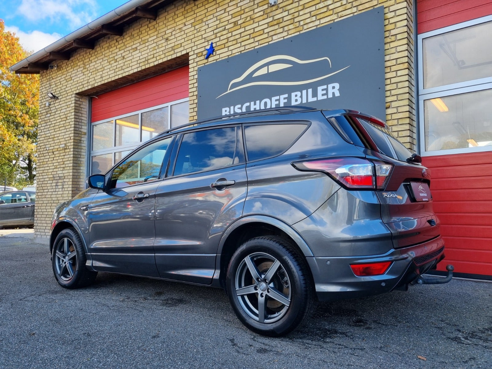 Grå Ford Kuga fra 2019