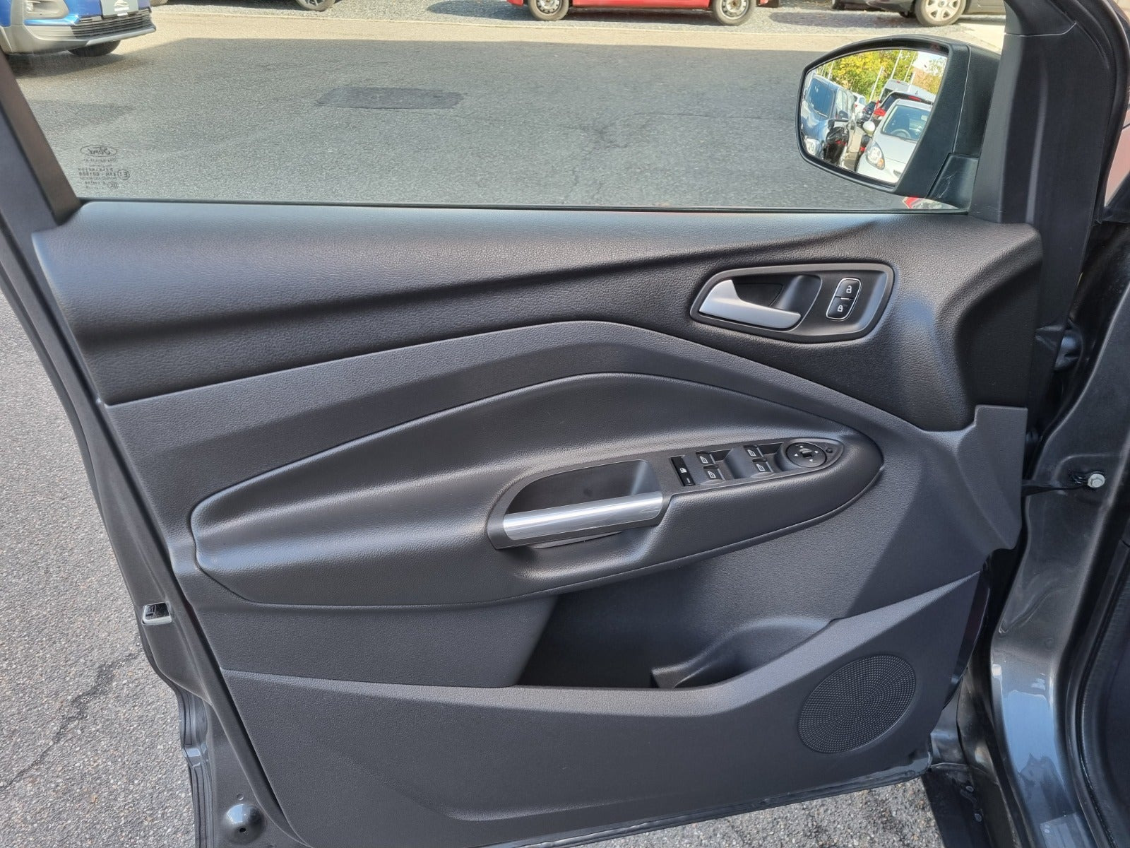 Grå Ford Kuga fra 2019