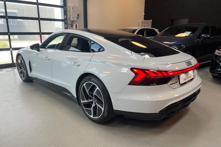 Hvid Audi e-tron GT fra 2023