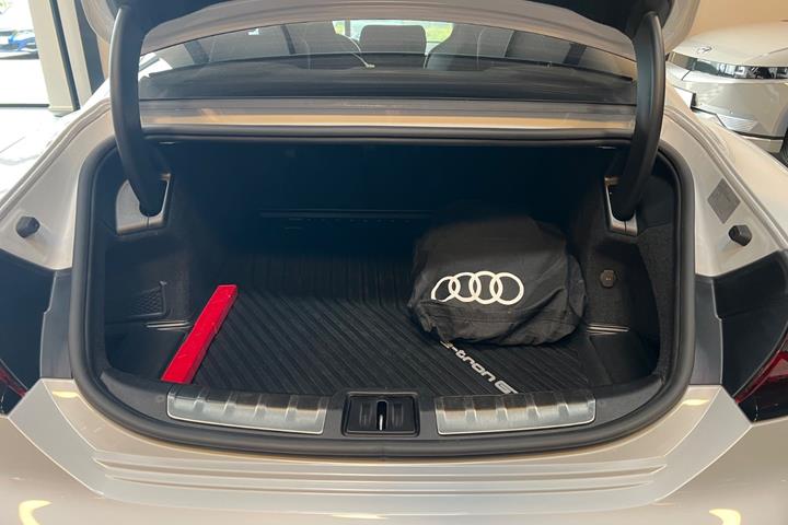 Hvid Audi e-tron GT fra 2023