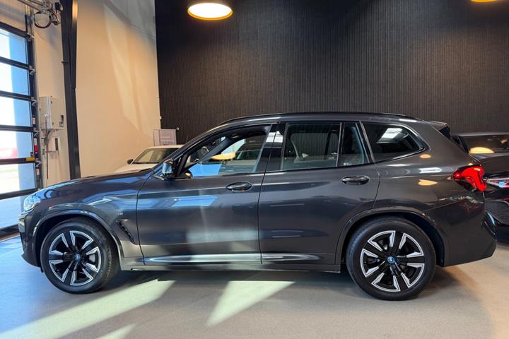 Sort BMW iX3 fra 2024