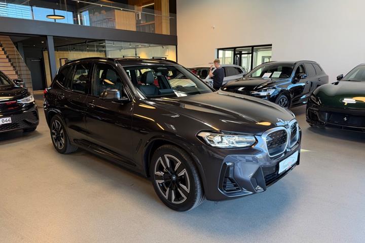 Sort BMW iX3 fra 2024