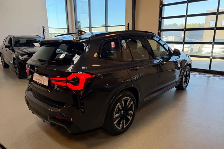 Sort BMW iX3 fra 2024
