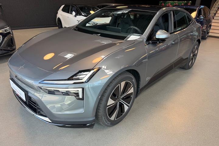 Grå Polestar 4 fra 2026