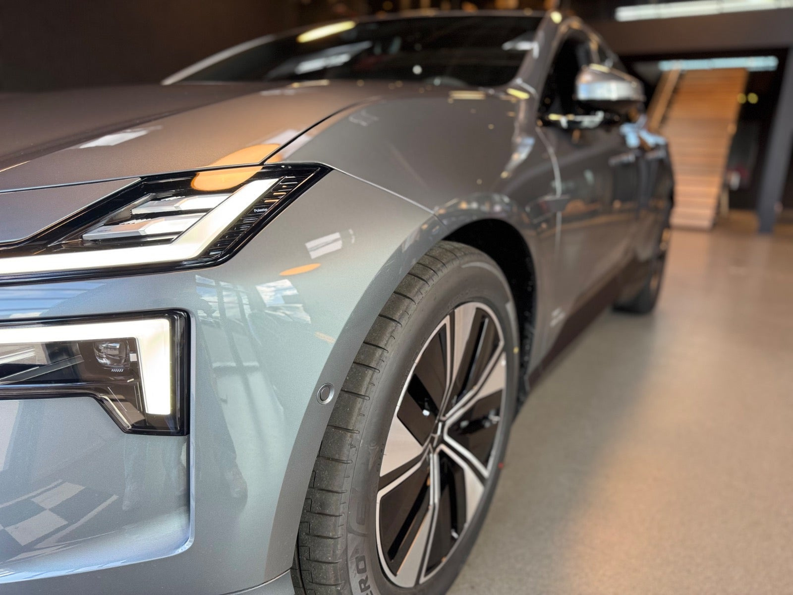 Grå Polestar 4 fra 2026