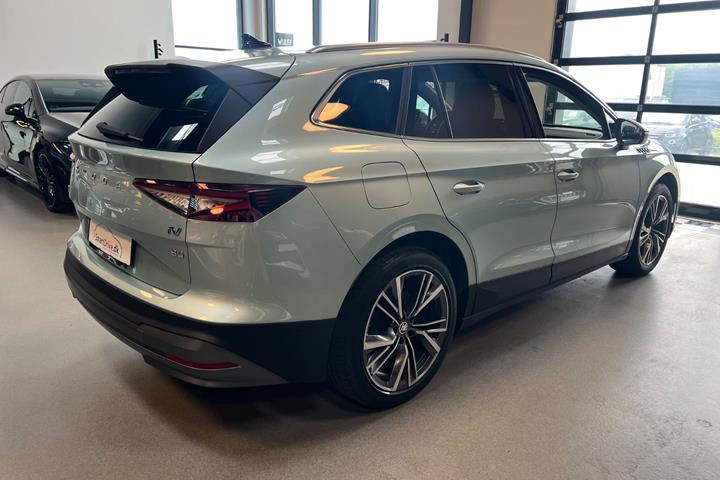 Blå Skoda Enyaq fra 2023