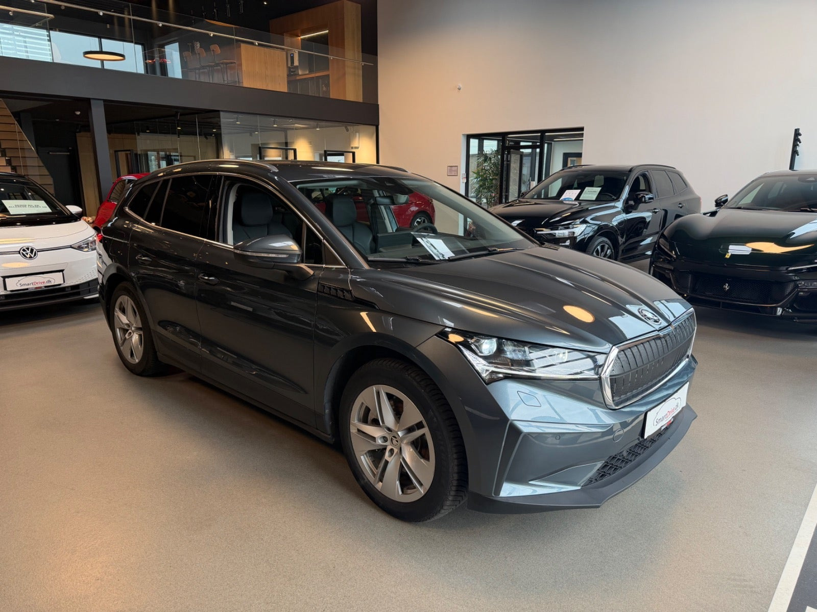 Grå Skoda Enyaq fra 2021
