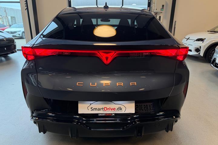 Blå Cupra Tavascan fra 2025