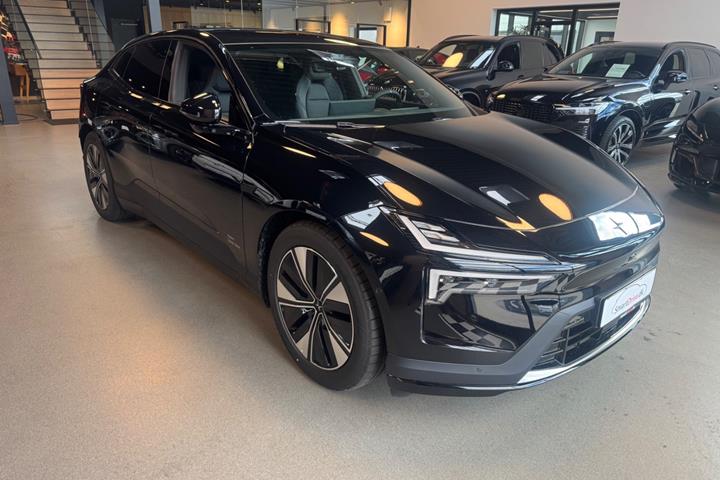 Sort Polestar 4 fra 2026