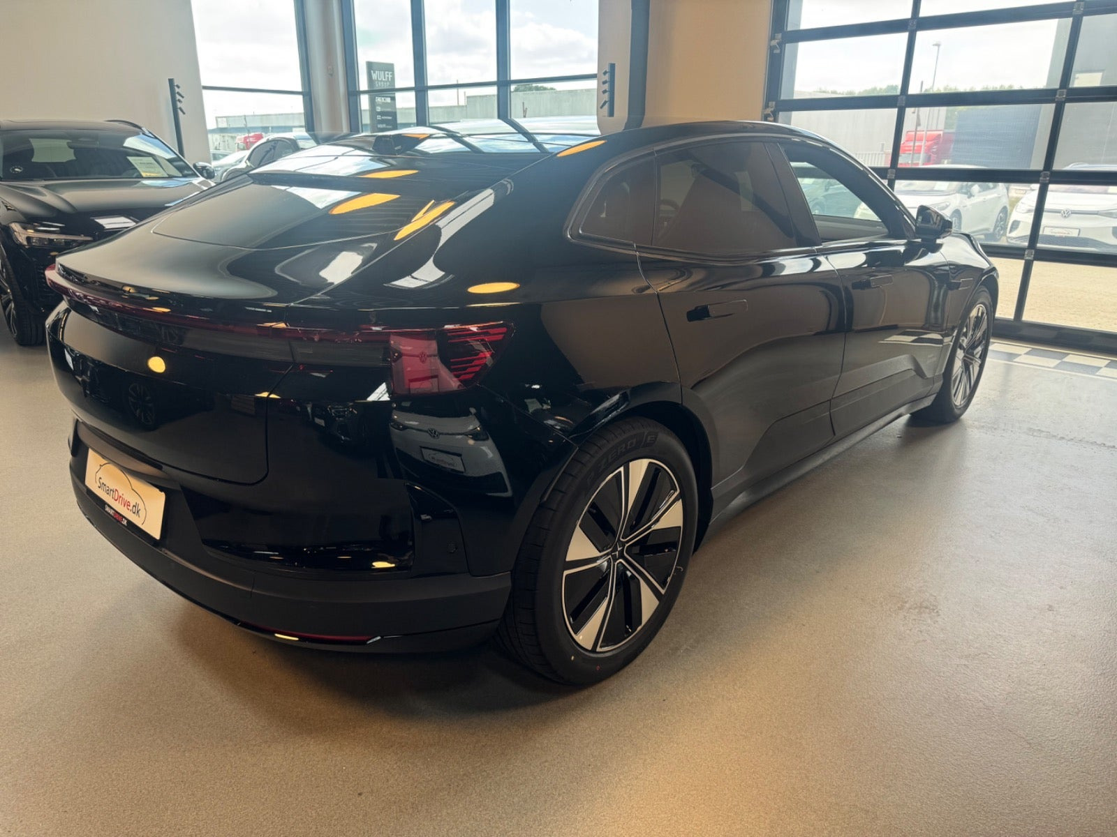 Sort Polestar 4 fra 2026