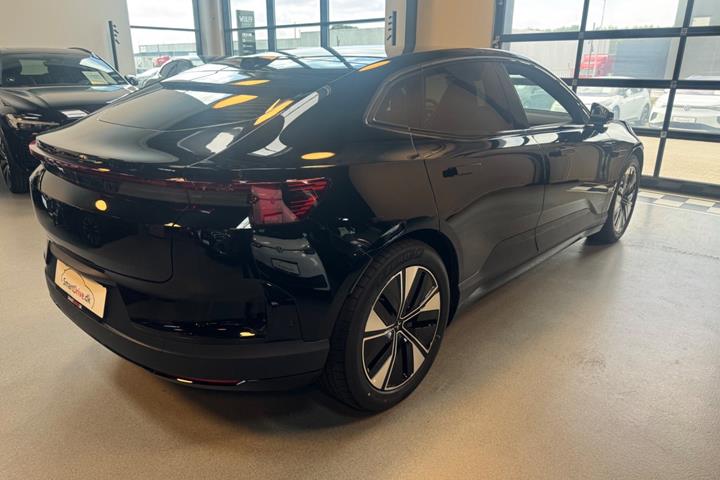 Sort Polestar 4 fra 2026