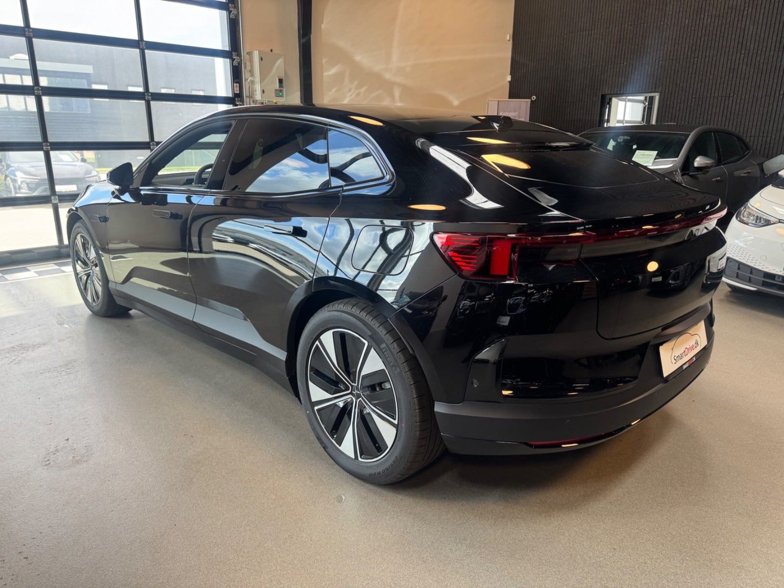 Sort Polestar 4 fra 2026