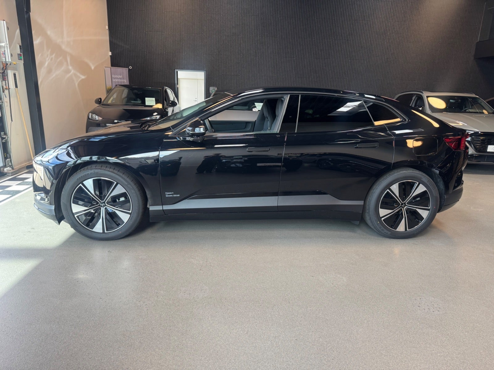 Sort Polestar 4 fra 2026