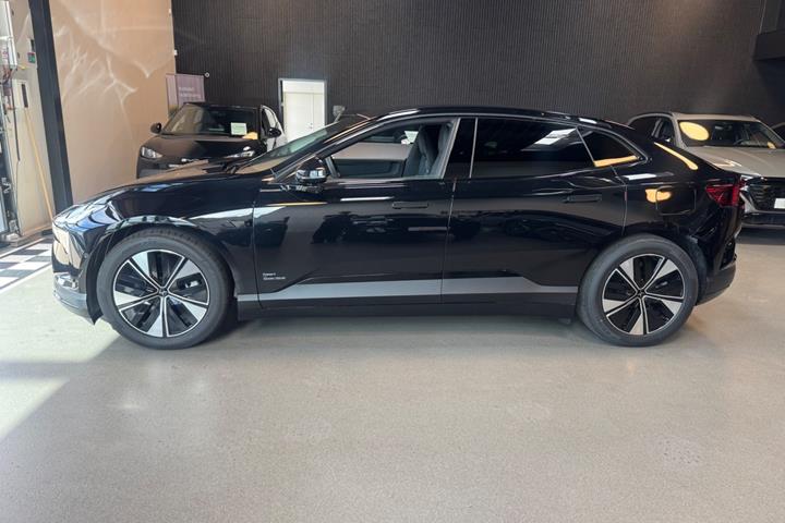 Sort Polestar 4 fra 2026