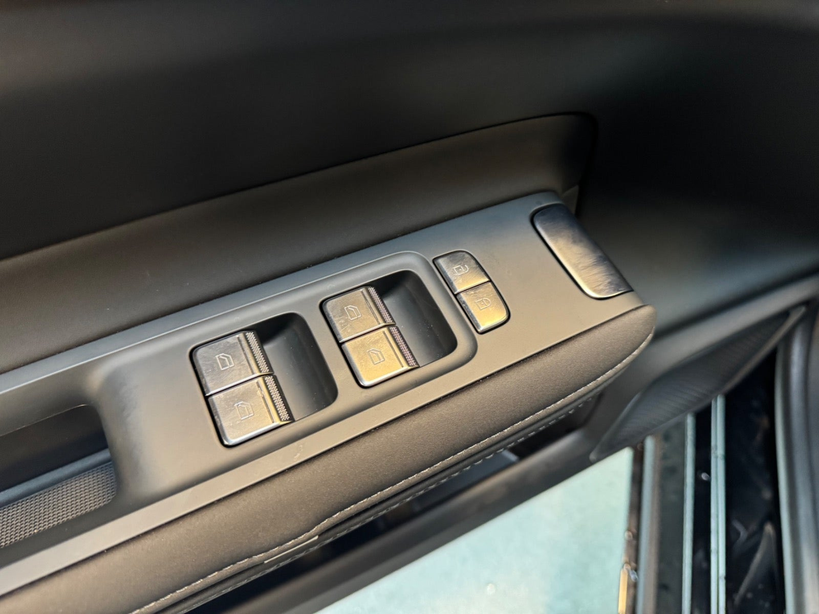 Sort Polestar 4 fra 2026