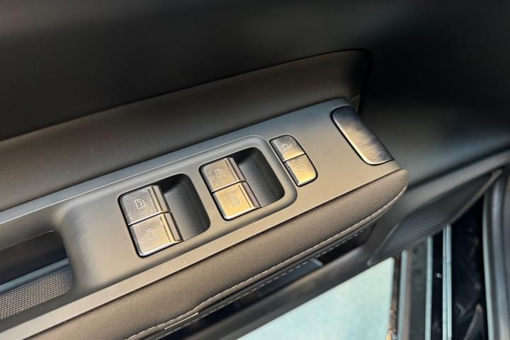Sort Polestar 4 fra 2026