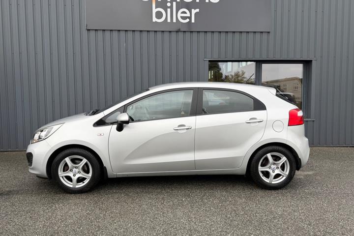 Sølv Kia Rio fra 2012
