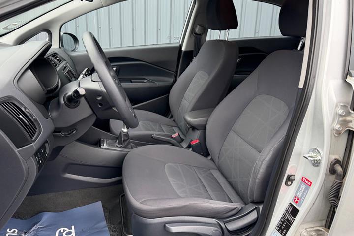 Sølv Kia Rio fra 2012