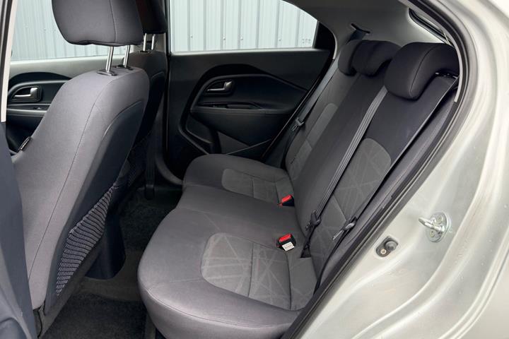 Sølv Kia Rio fra 2012