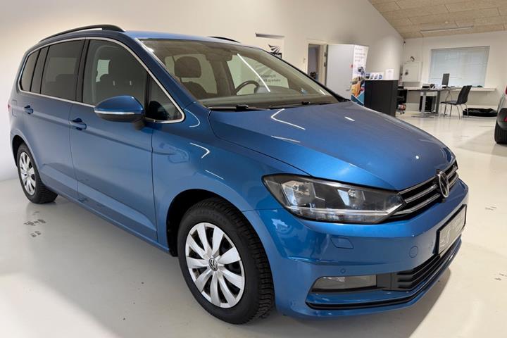 Blå VW Touran fra 2021 set udefra