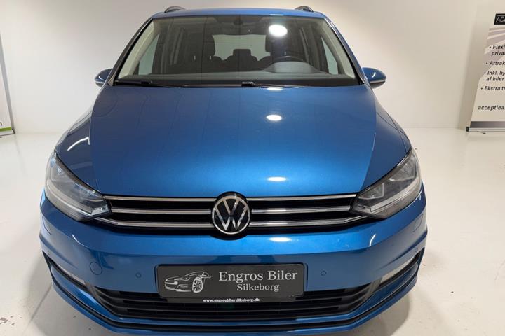 Blå VW Touran fra 2021