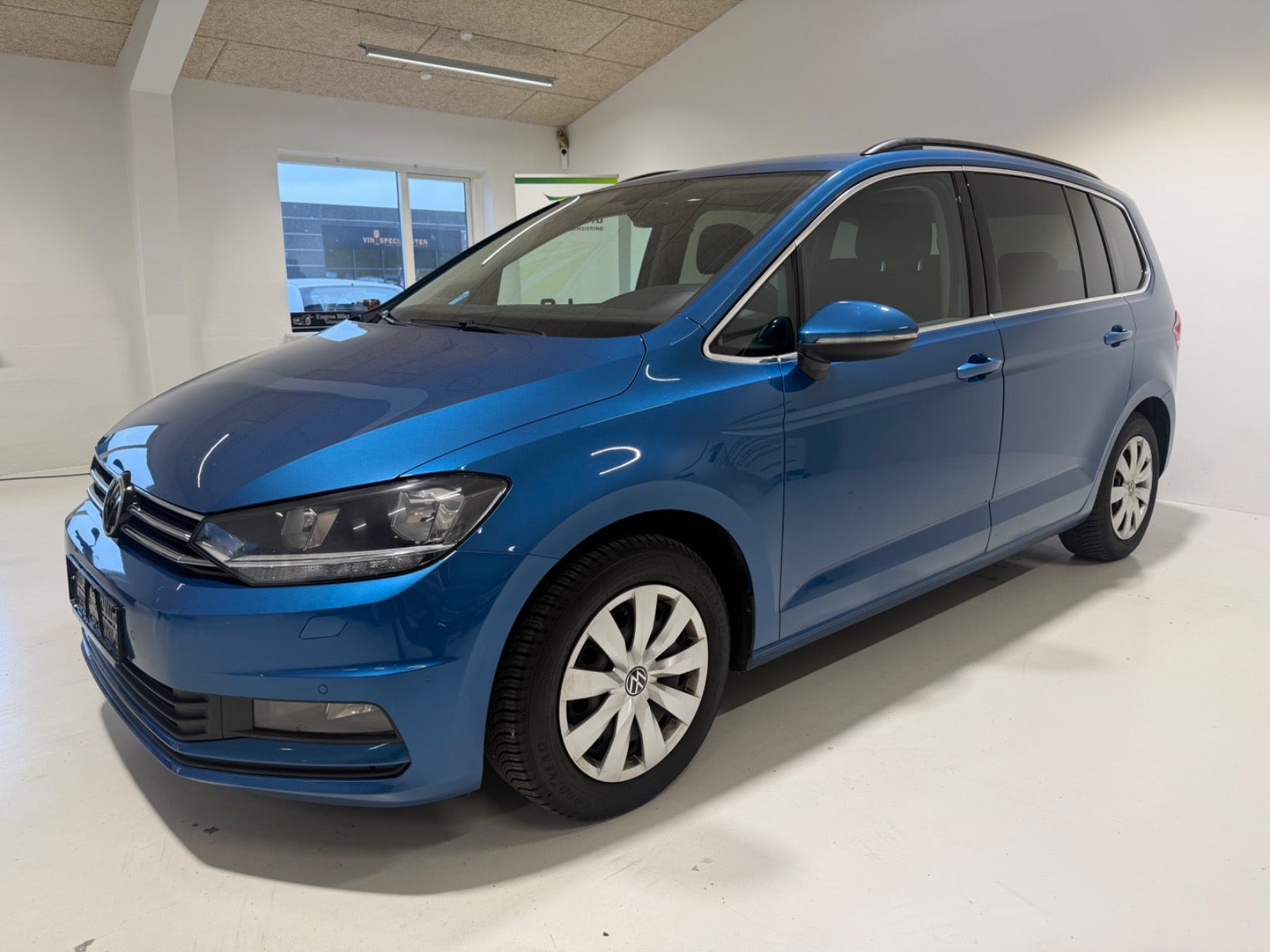 Blå VW Touran fra 2021