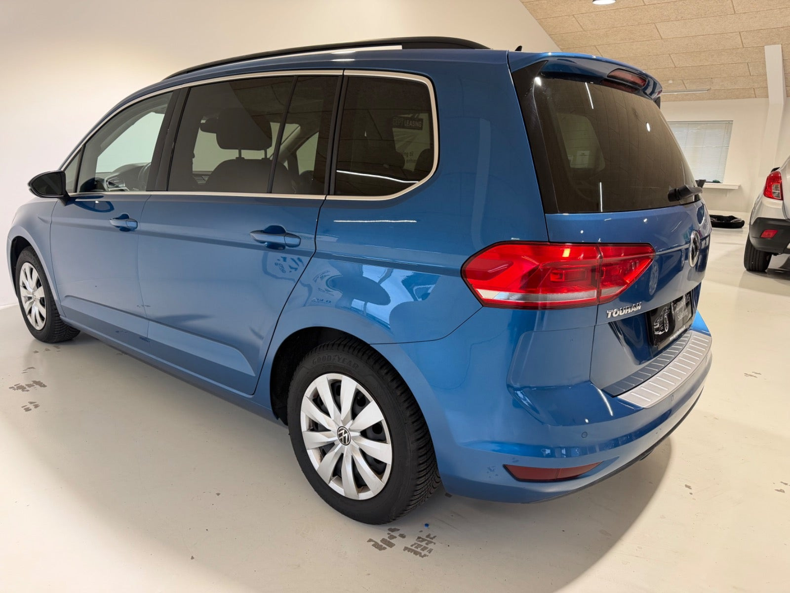Blå VW Touran fra 2021