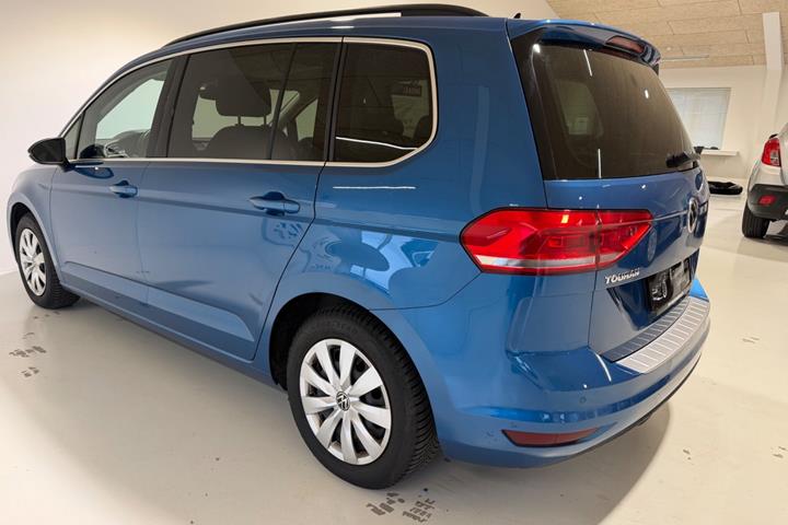 Blå VW Touran fra 2021