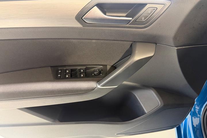 Blå VW Touran fra 2021