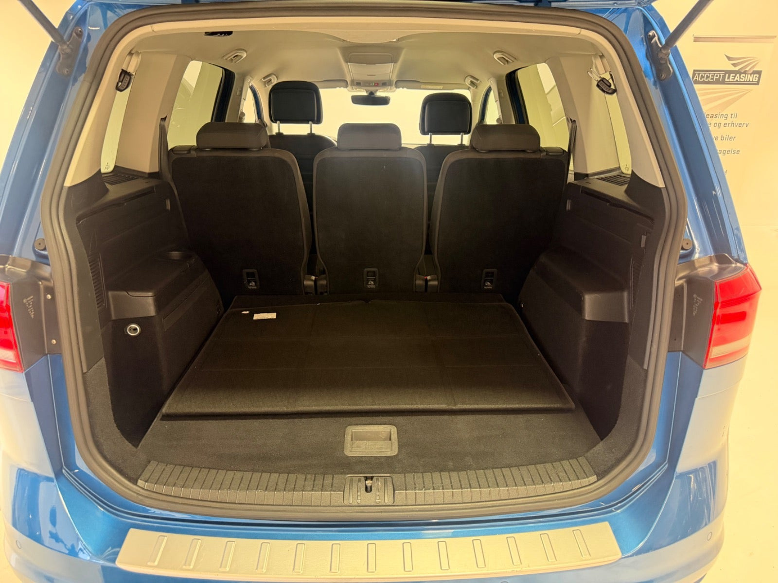 Blå VW Touran fra 2021