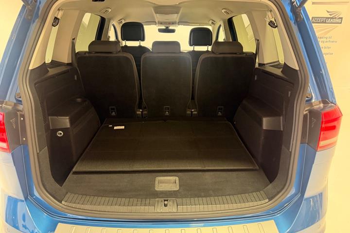 Blå VW Touran fra 2021