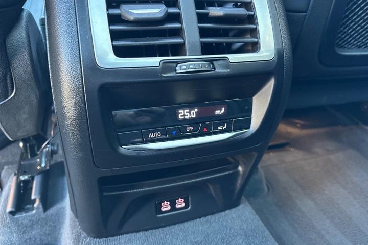 Grå BMW iX3 fra 2023