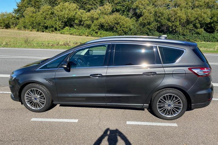 Grå Ford S-MAX fra 2020