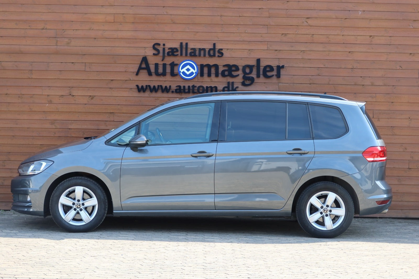 Grå VW Touran fra 2018