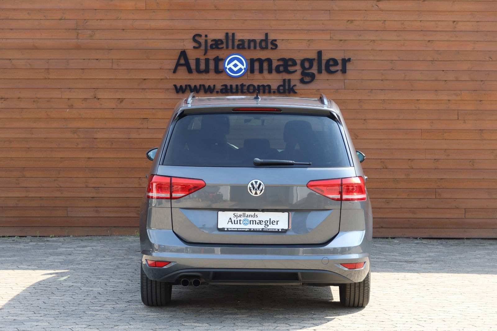 Grå VW Touran fra 2018
