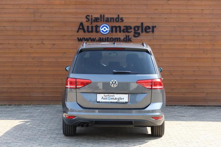 Grå VW Touran fra 2018